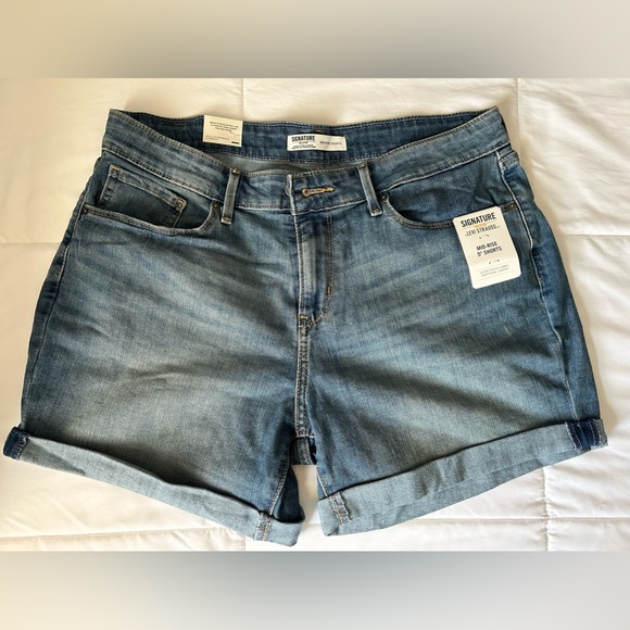 NWT Women’s size 12 Signature Gold by Levi Strauss shorts - Picture 1 of 3
